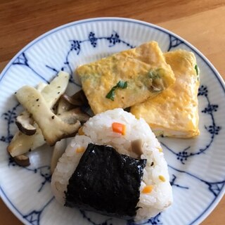 炊き込みおむすびとネギの卵焼きの朝ごはん